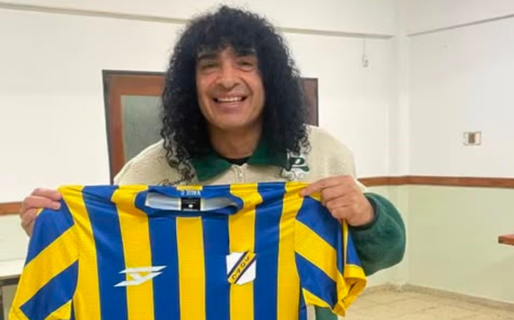 Cachumba sorprendió al posar con la camiseta de Oeste Juniors en su paso por Comodoro