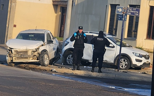 Dos vehículos protagonizaron un violento choque en el barrio Pueyrredón