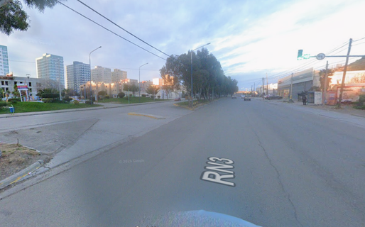 Un conductor chocó una moto y abandonó a las víctimas en plena avenida Yrigoyen