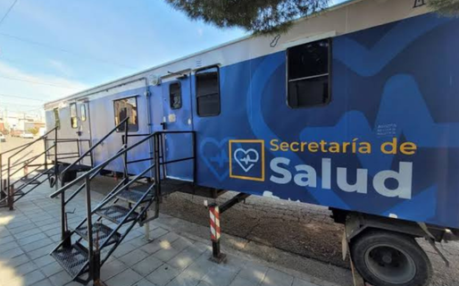 Continúa la atención del tráiler de salud en la plaza de la Escuela 83