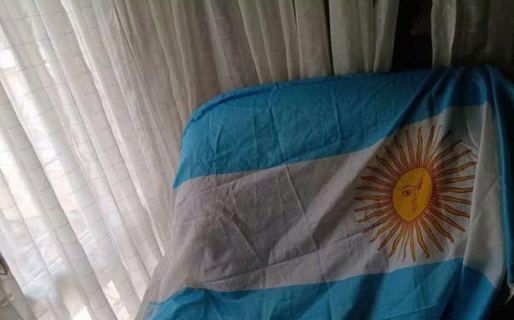 Encontró una bandera durante los festejos por el triunfo de la Selección y busca devolverla