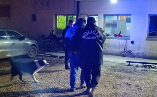 Rompió los cristales de un auto tras una riña en Quirno Costa, escapó por la avenida Rivadavia y fue demorado