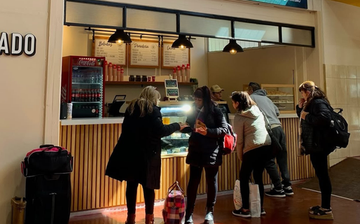 Una pausa antes del viaje: qué eligen los pasajeros durante la espera en la terminal