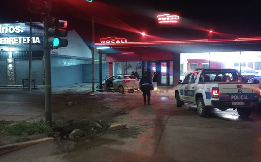 Manejaba borracho y terminó chocando contra la baranda de una concesionaria