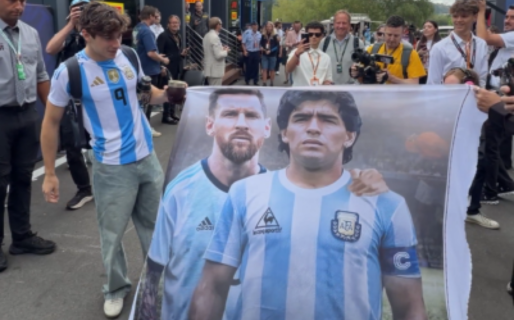 Colapinto llevó a la pista una bandera con la imagen de Messi y Maradona