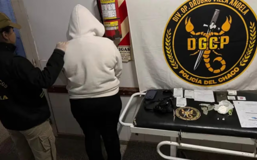 Una mujer quiso viajar con cocaína escondida en sus genitales y fue detenida luego de un llamado anónimo