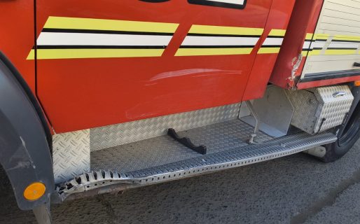 Choque sin lesionados entre un camión de los Bomberos y un auto particular 