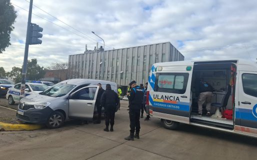 Un conductor se descompensó, perdió el control e impactó contra un semáforo