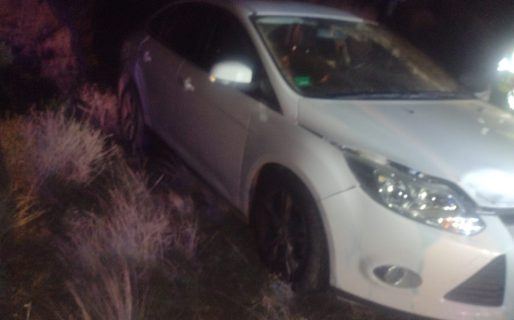 Un Ford Focus sufrió daños en sus neumáticos al salir de la calzada