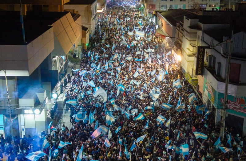 Festejo masivo en Comodoro por el pase de Argentina a semifinales