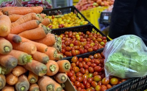 Como comprar en tiempos de crisis: “La gente aprovecha los combos de bolsa de papas y dos maples de huevo a 33 mil pesos”