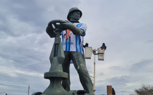 Retiraron la camiseta de la Selección del monumento El Gorosito