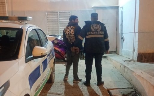 Encontró a un sujeto en su casa y lo golpeó con el soporte de una batería