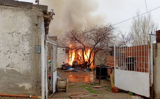 Feroz incendio en Comodoro: una casa se prendió fuego en el barrio Pietrobelli