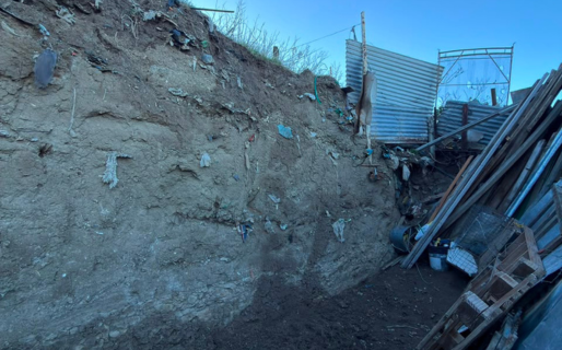 Es paciente oncológica y pide un muro de contención para que las lluvias no pongan en peligro su casa