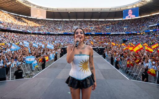 La primera imagen de María Becerra rumbo al Mundial: camiseta argentina, pelota y un guiño a la Selección