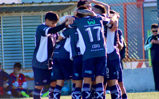 Newbery sigue mirando a todos desde arriba