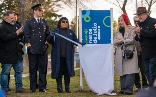 Othar encabezó el acto central por el 210° aniversario de la Independencia en el barrio 9 de Julio