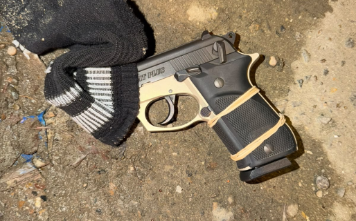Le apuntó con un arma de fuego a otro hombre y se escapó en Uber