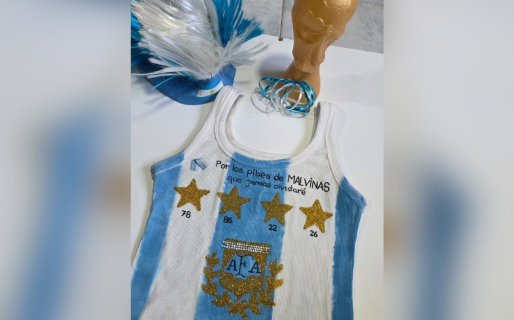 Arte, memoria y orgullo: pintó a mano una remera para alentar a la Selección