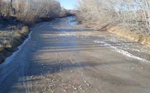 Postales del frío polar: el río Chubut amaneció congelado por las temperaturas extrema