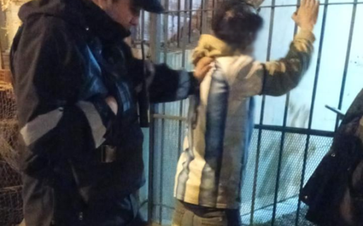 Lo sorprendieron robando cinco kilos de alambre de una obra en construcción y terminó detenido