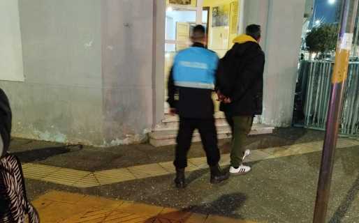 Le robó la campera a un maniquí y terminó preso