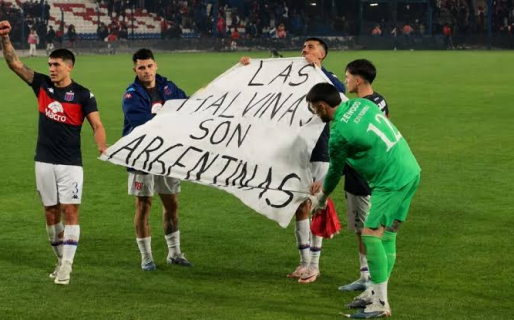 “Las Malvinas son argentinas”: la bandera que desplegaron los jugadores de Tigre tras vencer a Nacional en Uruguay