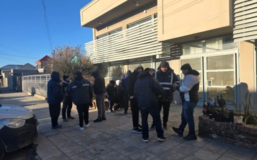 Exchoferes de Patagonia Argentina continuarán las marchas pese a un pago parcial del básico