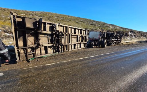 Un chofer resultó ileso tras el vuelco de un transporte pesado en el acceso norte