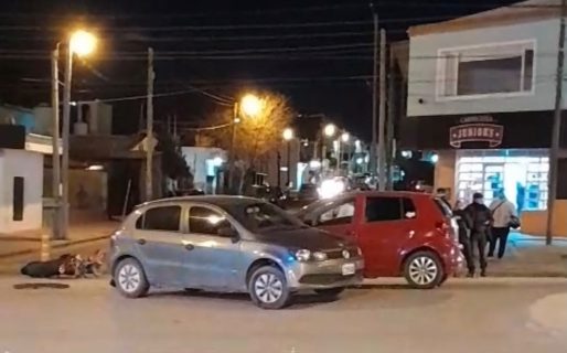 Dos autos y una moto protagonizaron un fuerte choque en Avenida Kennedy
