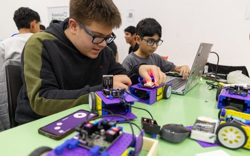Con un encuentro de fútbol, iniciaron las competencias locales de robótica