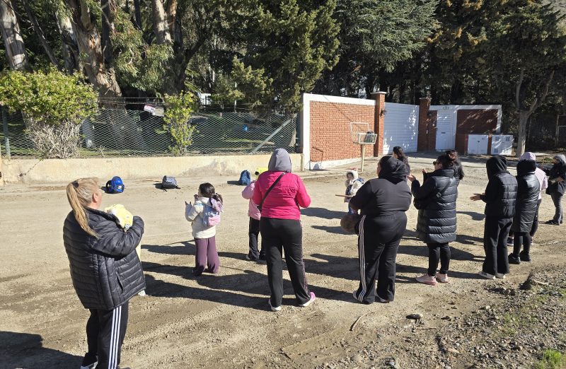 Mujeres de ex choferes de Patagonia se manifiestan en la casa de Atilio Rossi: “Nos quieren dar migajas, es una burla lo que hacen”