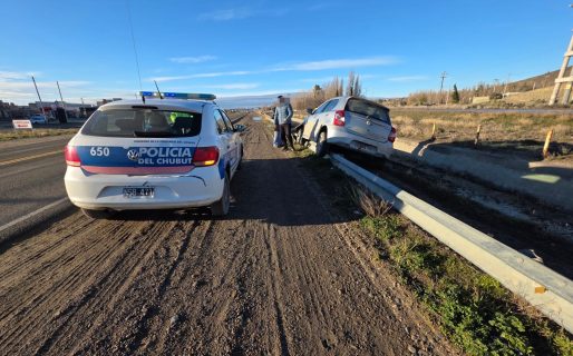 Accidente de tránsito en Ruta 3: Un auto terminó contra el guardarrail 