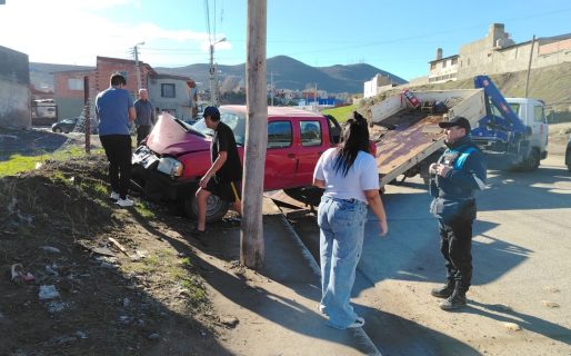 <strong>Un hombre se descompensó mientras manejaba: Chocó contra un alambrado y el acoplado de un camión</strong>