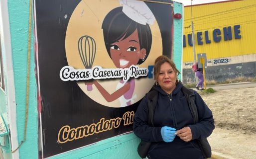 “Este va a ser nuestro lugar bendecido”: la historia de una familia que hace 11 años vende en una rotonda de Comodoro