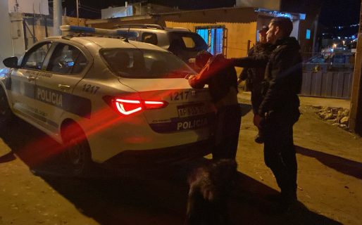 Lo interceptaron tras descartar dos bolsitas con una sustancia blanca 