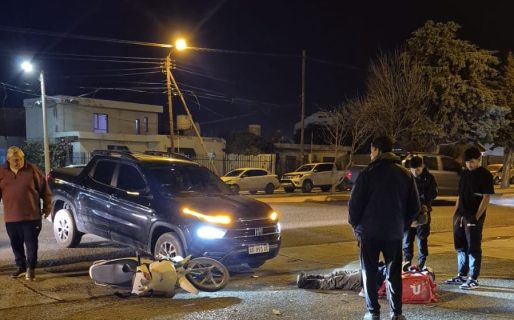 Un motociclista terminó lesionado tras chocar con una camioneta