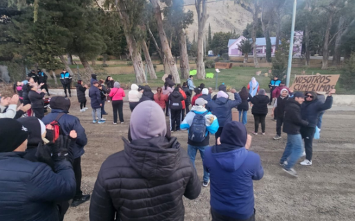 Mujeres de exchoferes de Patagonia marcharán por Ruta 3 y acamparán frente a la casa de Rossi