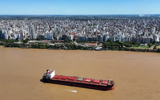 140 buques frenados y negociaciones abiertas: un paro portuario complica el comercio exterior y la distribución de combustible
