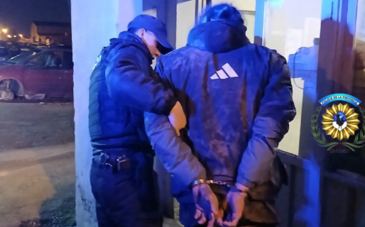 Intentó ingresar a una casa, provocó destrozos y fue detenido tras amenazar de muerte al propietario
