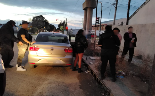 Conducía borracho, en zigzag y lo frenaron en un control