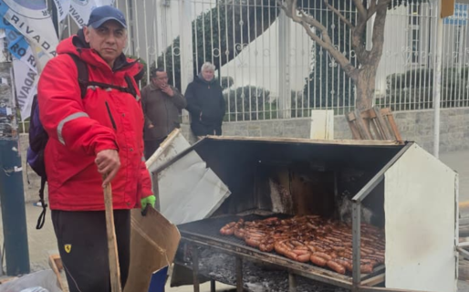 Choferes marcharon al Municipio y armaron una choripaneada frente al edificio