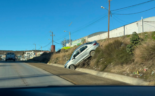 Perdió el control y quedó en una posición increíble al costado del camino