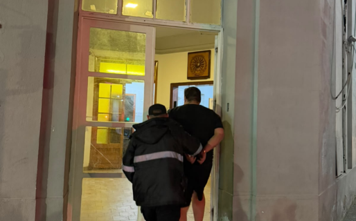 Sorprendió a dos ladrones dentro de su auto: retuvo a uno y el cómplice escapó