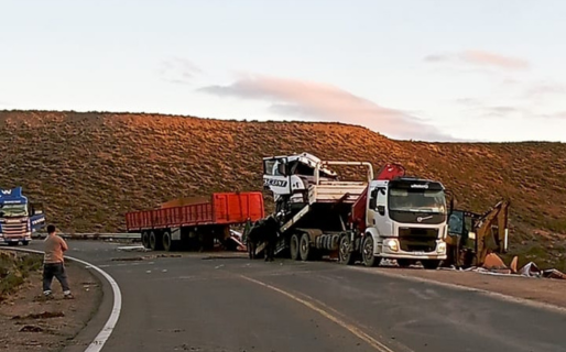 Un camión volcó en la Ruta 3 y su conductor fue trasladado al hospital