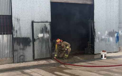 Fuego y susto en un galpón: las llamas devoraron parte de un depósito