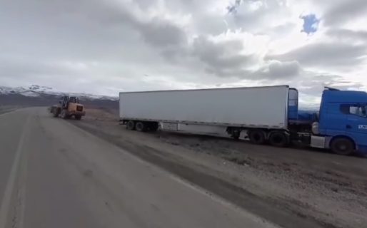 <strong>Camiones quedaron varados en la banquina sobre la Ruta Nacional 26 y debieron ser asistidos por Vialidad </strong>