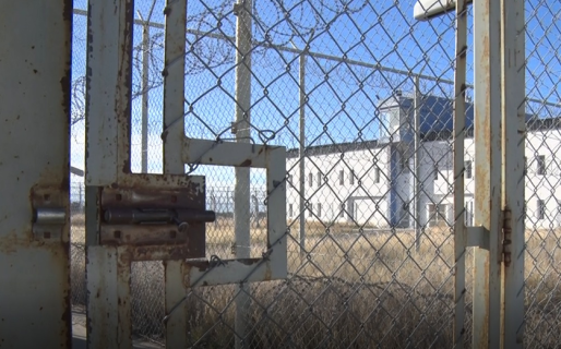 Un preso se escapó del Instituto Penitenciario Provincial porque el guardia de la puerta estaba distraído usando el celular