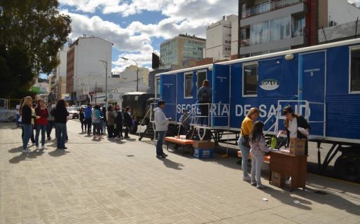 Jubilados recurren al tráiler de la Escuela 83 para conseguir órdenes y estudios médicos